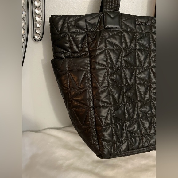 Michael Kors Winnie Quilted Nylon Black Large Tote 35TOUW4T3C - Picture 4 of 12